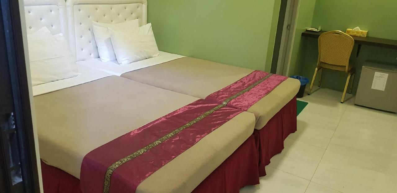 Supreme Hotel Yangon Esterno foto