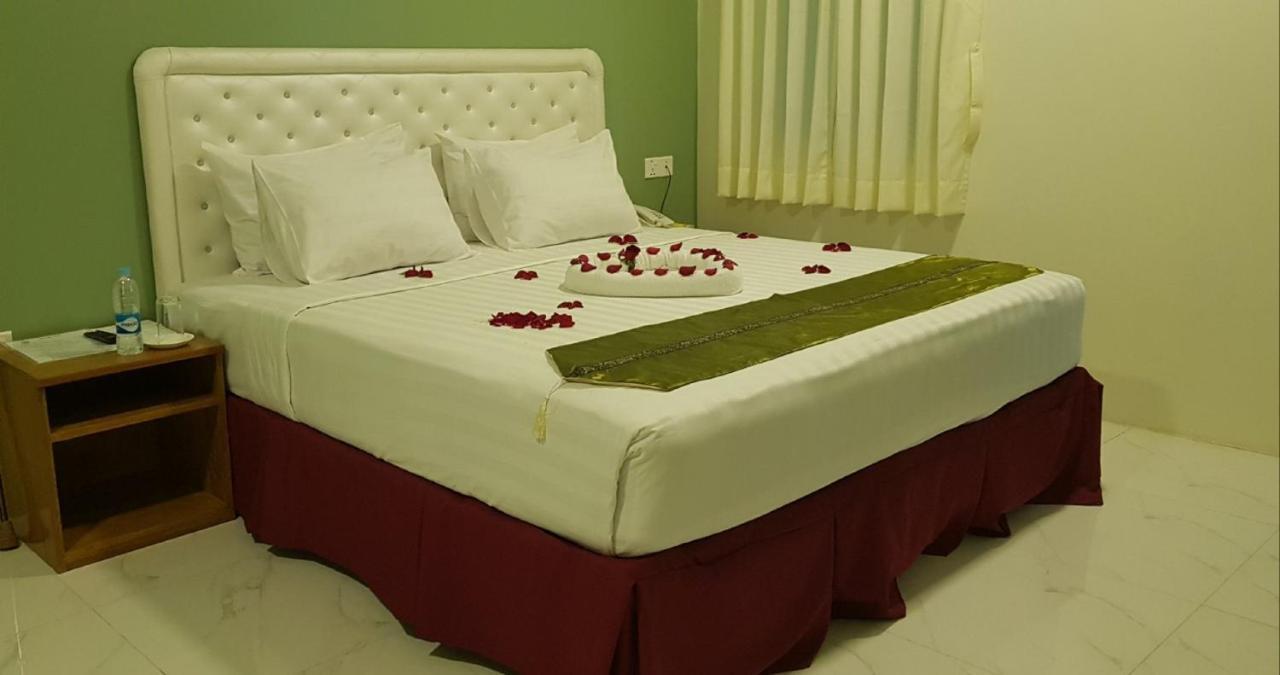 Supreme Hotel Yangon Esterno foto